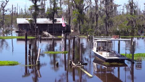 Ein-Heruntergekommenes-Altes-Bayou-Haus-Auf-Stelzen-Im-Ländlichen-Tiefen-Süden