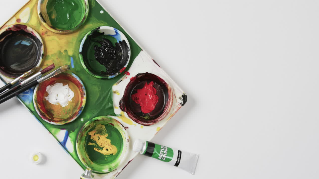 백색 배경 에 있는 페인트 와 브러시 의 상상, 복사 공간, 슬로우 모션