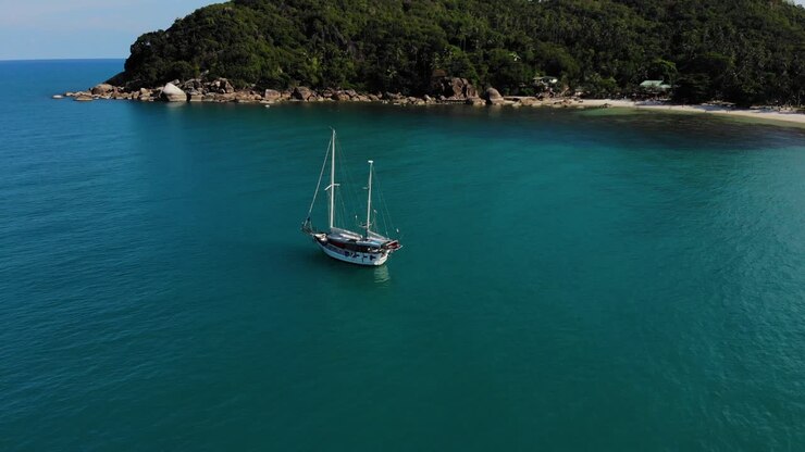 Panoramica di una barca sulla spiaggia di Crystal Bay a Koh Samui, Thailandia, con un drone