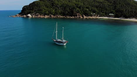 Pan-Alrededor-De-Un-Barco-En-La-Playa-De-Crystal-Bay-En-Koh-Samui,-Tailandia,-Con-Un-Dron