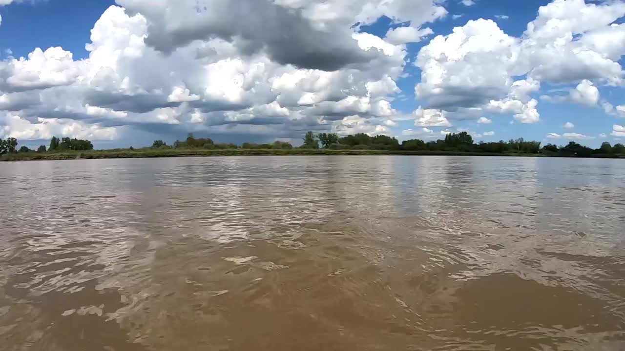 화창한 날 캐나다 앨버타 강 한가운데에서 보기