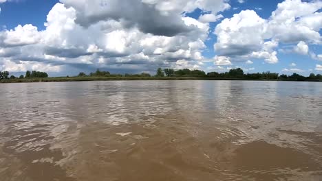 vista desde el medio de un río en alberta canada en un día soleado