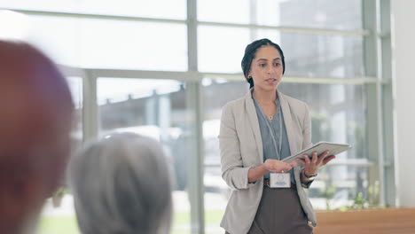 mujer de negocios, gerente y presentación en tableta