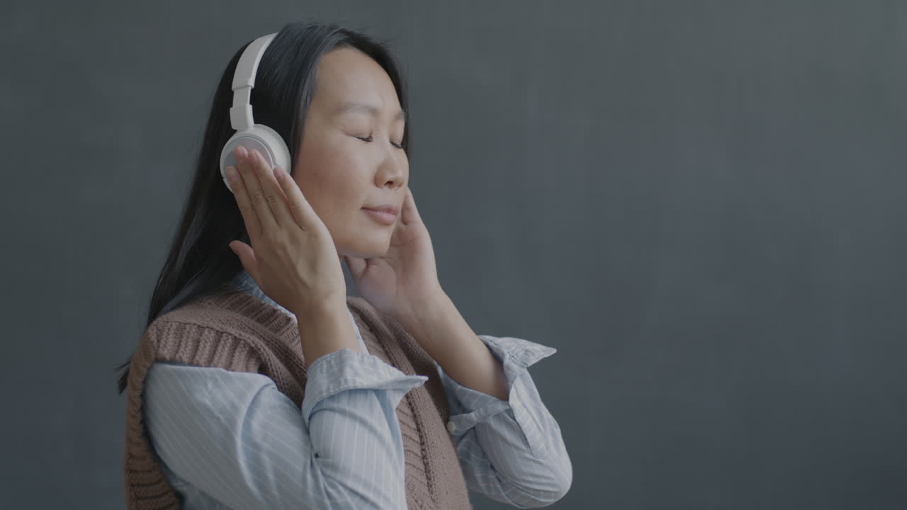 음악을 듣는 여자