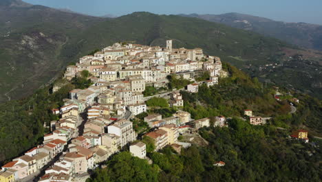 toma en órbita derecha del histórico asentamiento trivento en la cima de una colina en la región de molise en italia