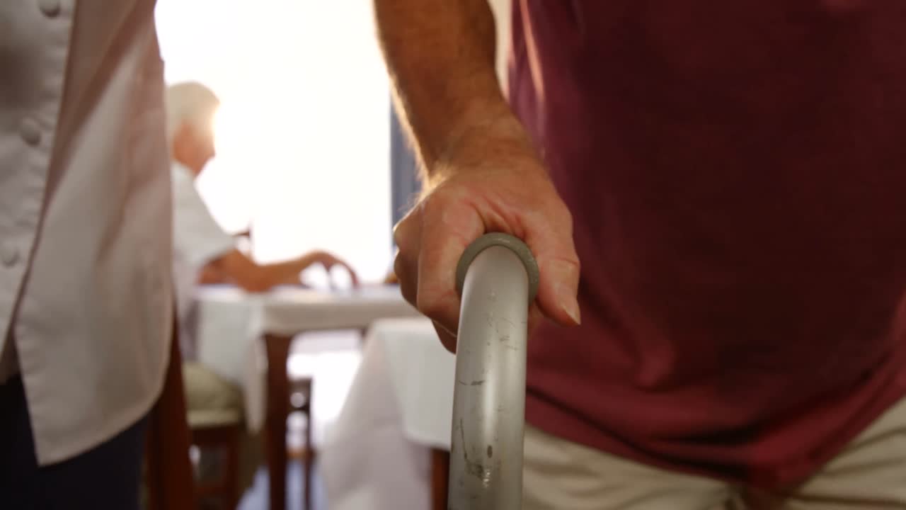 기 프레임 으로 는 노인 을 돕는 의사 의 중간 부분