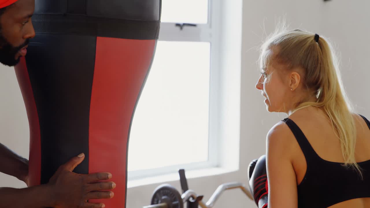 피트니스 스튜디오 4k에서 권투를 연습하는 여성 권투 선수