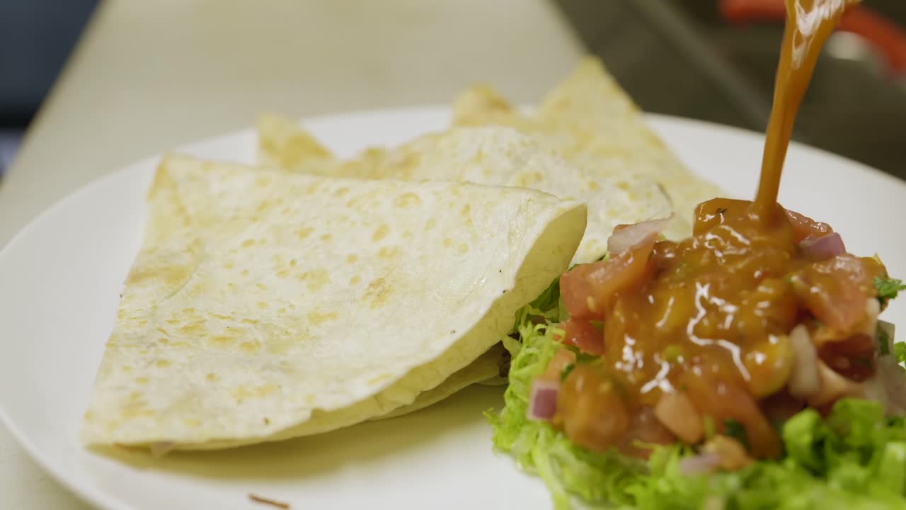 quesadillas con salsa picante. comida mexicana.