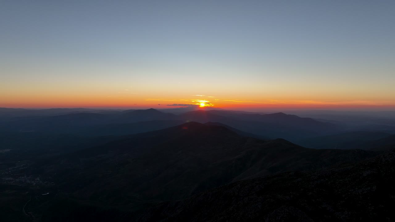 vista aérea panorámica de la puesta de sol en el horizonte sobre la cordillera de la serra da estrela