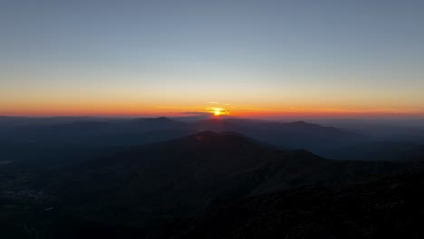 Vista-Aérea-Panorámica-De-La-Puesta-De-Sol-En-El-Horizonte-Sobre-La-Cordillera-Serra-Da-Estrela