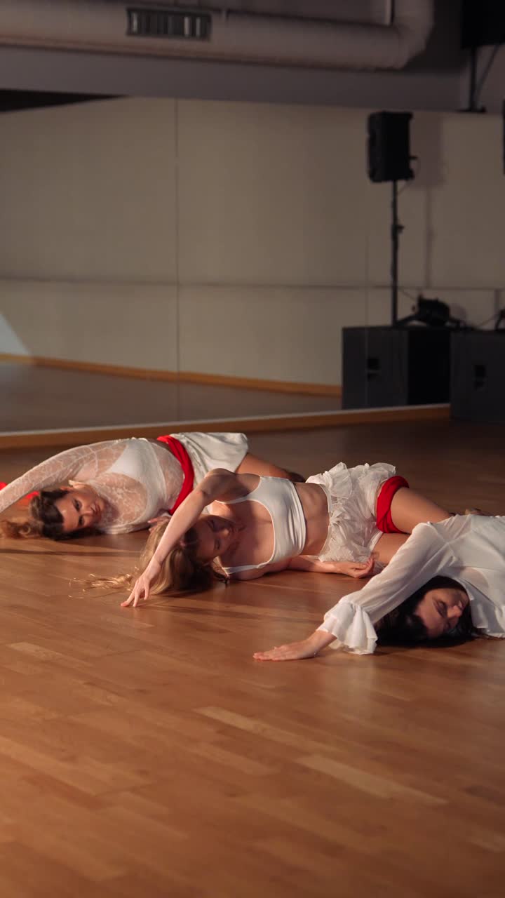 actuación de danza contemporánea en un estudio