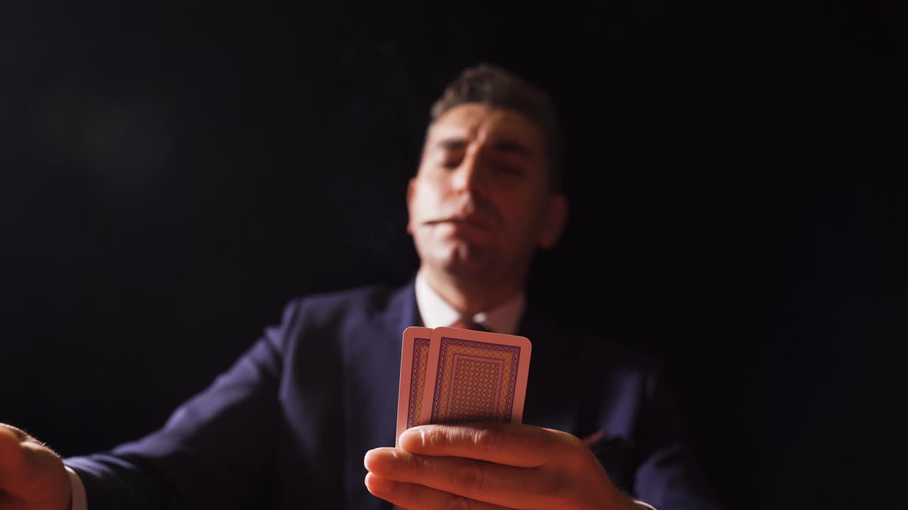 un hombre de negocios duro y fuerte jugando.