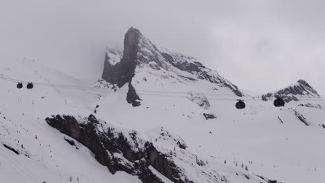 Teleférico-De-Esquí-Sobre-El-Valle-Con-Montañas-Detrás