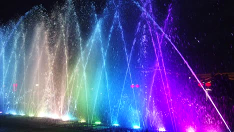 increíble espectáculo de luz y sonido en las fuentes en la plaza central de la ciudad al anochecer en xi'an, china