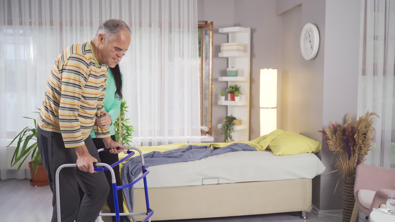Pasient går med rullator og kvinnelig sykepleier hjelper ham