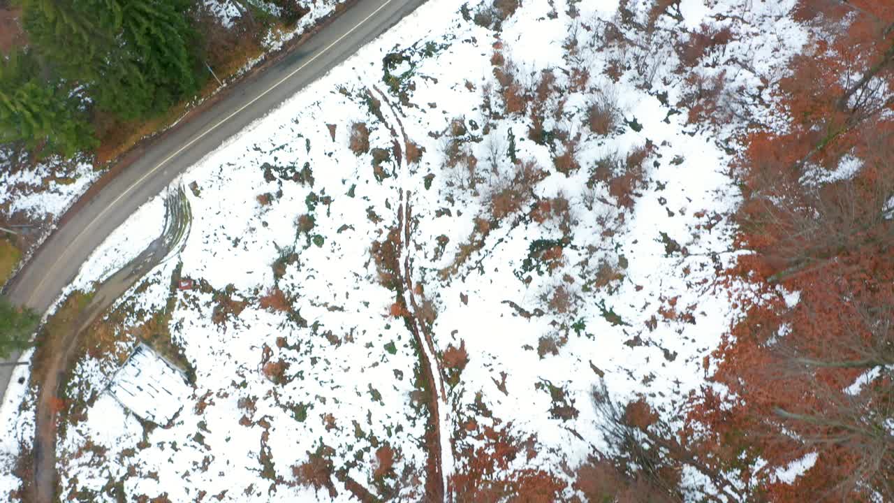 산악 도로 4k 드론 비디오의 상위 뷰