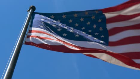 bandera de estados unidos que sopla en el viento