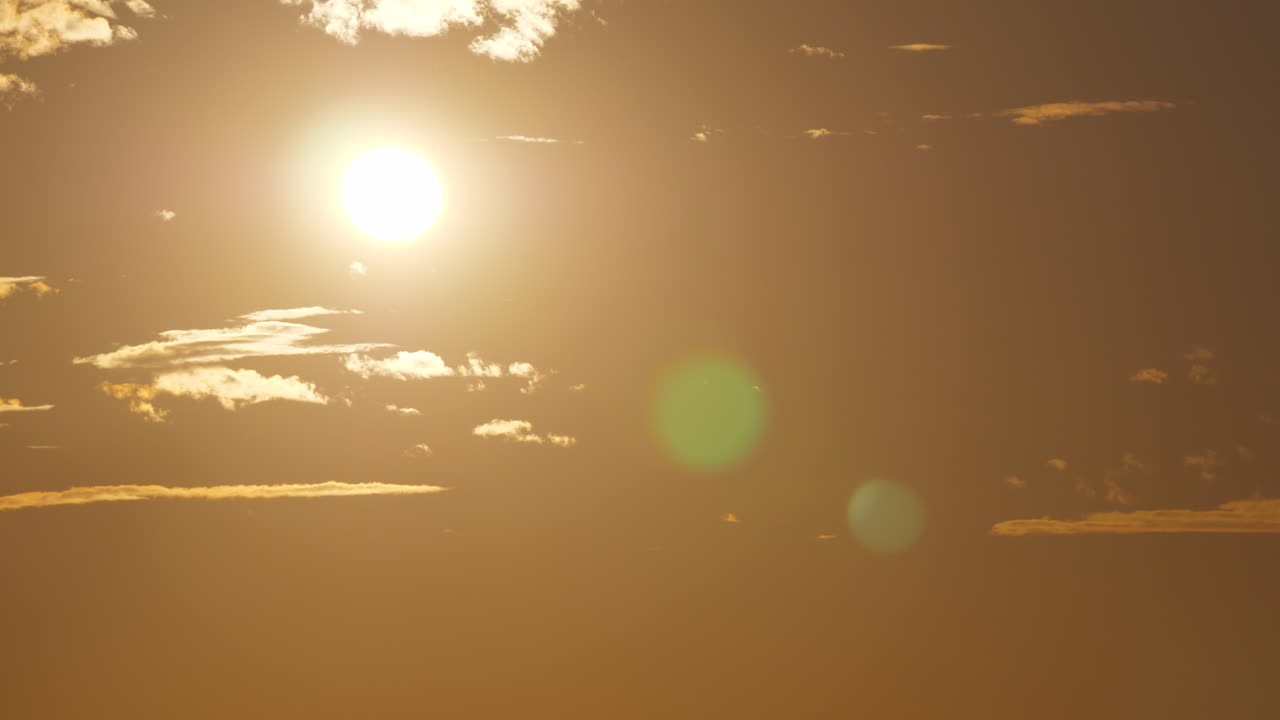 하늘에 황금빛의 빛