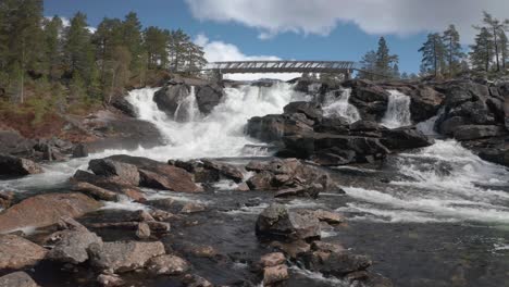 cascada de likholefossen en gaular, noruega