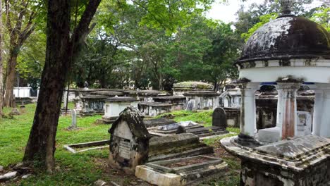 monumentos a las personas perdidas a lo largo de los siglos en el cementerio de penang
