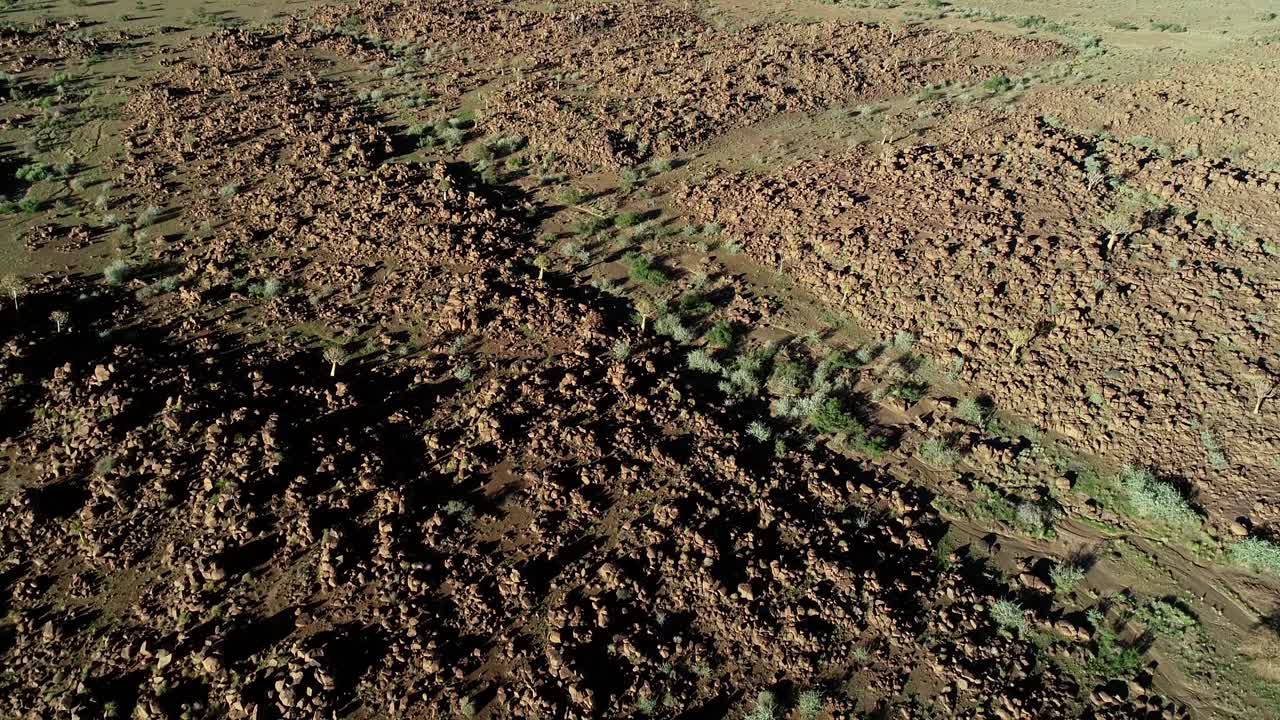 Paesaggio aereo con un alveo secco nella regione arida e rocciosa della Namibia meridionale