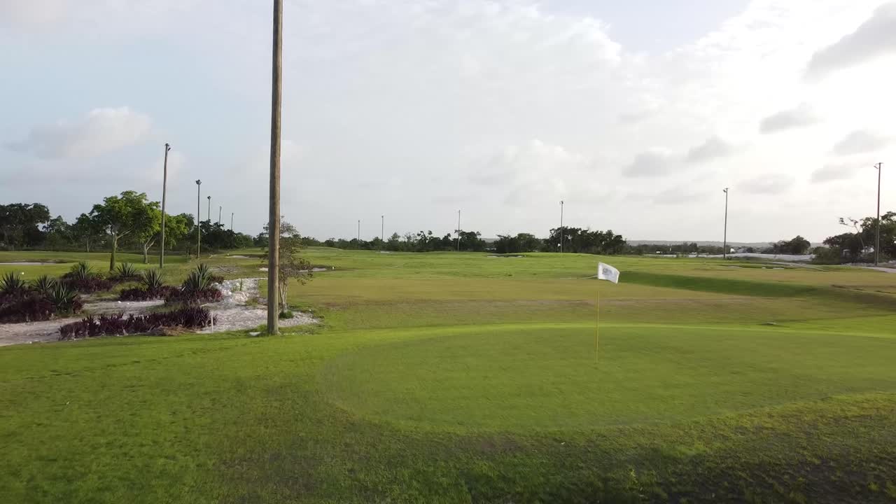 도미니카 공화국, 비스타 카나, 2023년 7월 - 드론이 앞으로 움직여 도미니카 공화국,  ⁇ 타 카나의 골프 코스를 촬영하고 있습니다.