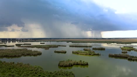 el vuelo aéreo hacia la fuerte tormenta