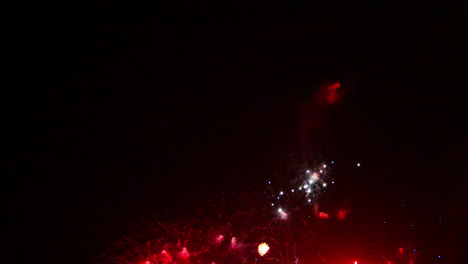 hermosa exhibición de fuegos artificiales en el fondo del cielo por la noche