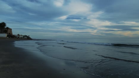 Luftaufnahme-Der-Küstenlinie-Mit-Frei-Fließender-Bewegung-Ins-Meer