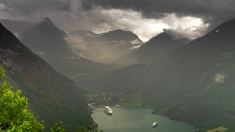 노르웨이 게이랑거 (geiranger) 의 경치 좋은 피오르드에 정박한 크루즈 선박의 높은 각도 시간 지연
