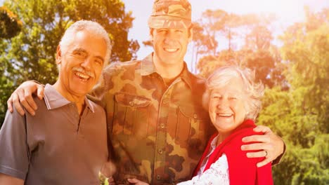 Animación-De-Un-Soldado-Abrazando-A-Sus-Padres-Sonrientes-Sobre-La-Bandera-Estadounidense.