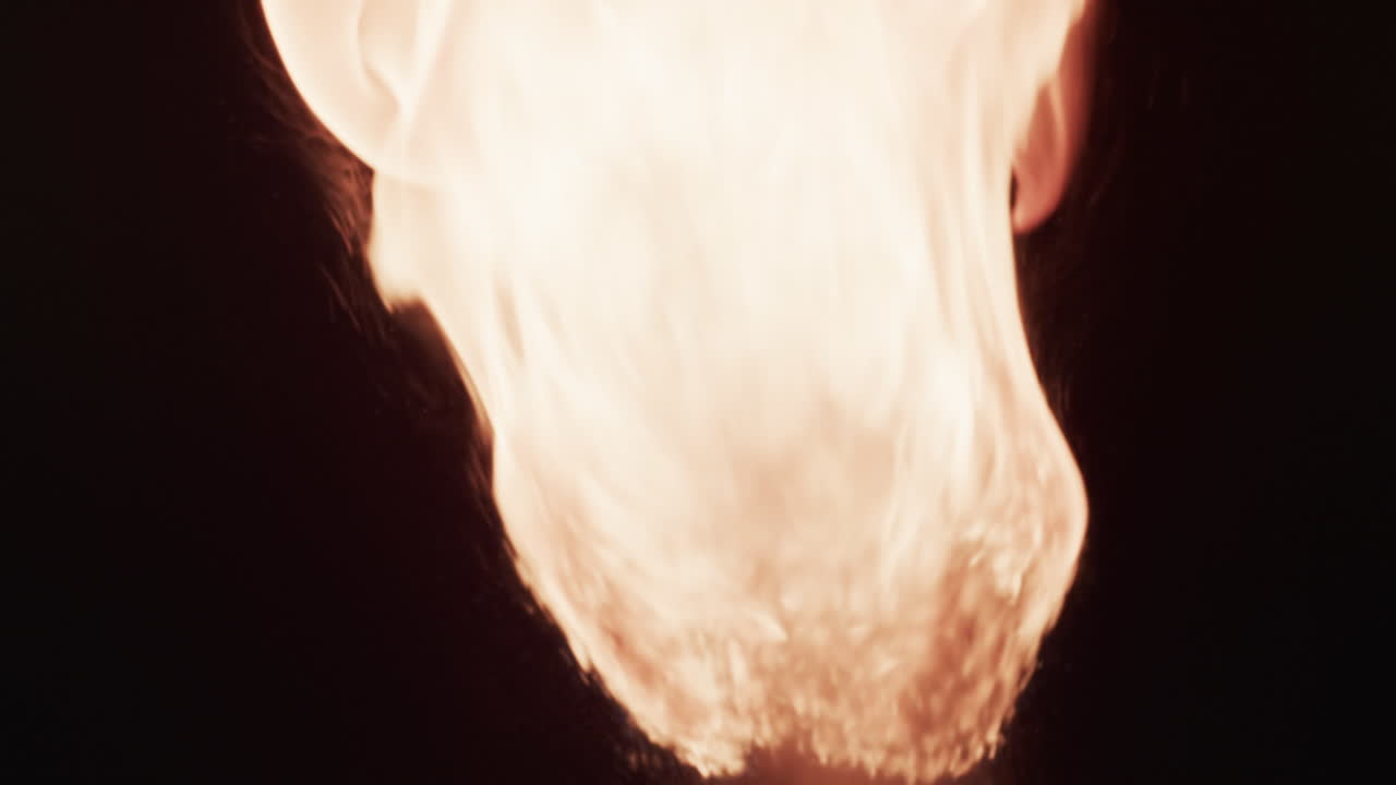 노란색 불꽃의 비디오와 검은색 배경의 복사 공간