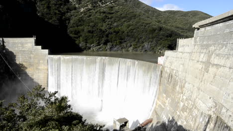 Toma-Panorámica-De-Matilija-Creek-Derramándose-Sobre-La-Obsoleta-Presa-Matilija-Después-De-Una-Tormenta-De-Primavera-Cerca-De-Ojai-California