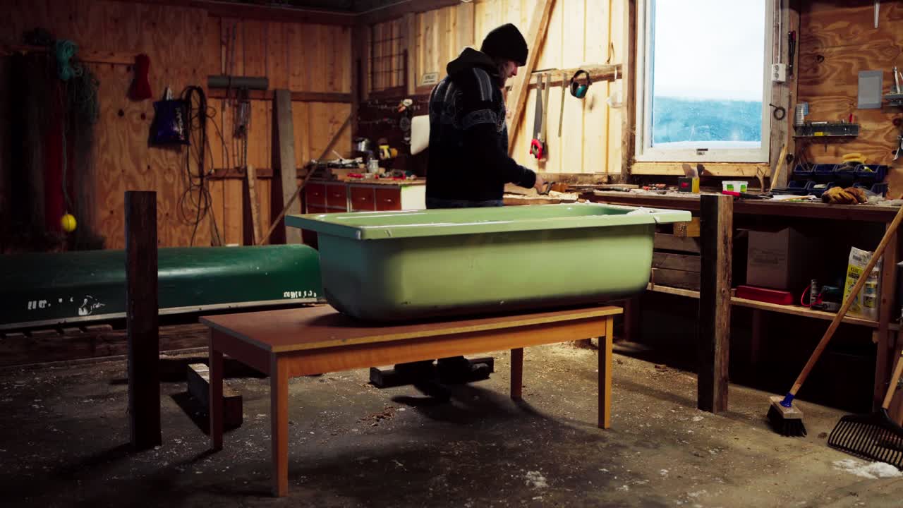 한 남자가 현재 diy 핫을 위한 지원 프레임워크를 건설하고 있습니다.