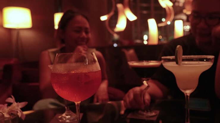 Due amici che si godono un drink e conversano.