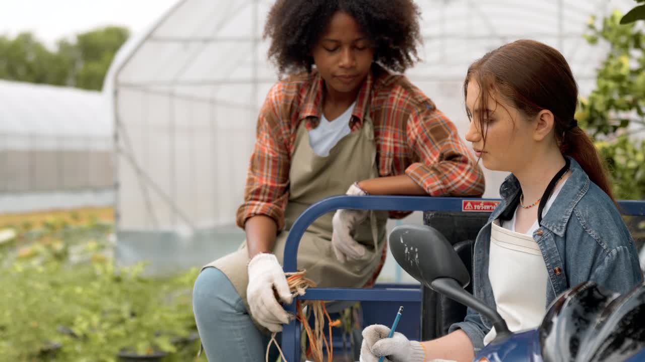 dos mujeres jóvenes felices hablan y escriben en verduras orgánicas de la granja. jóvenes agricultoras que trabajan en la casa de la fábrica. concepto de personas cultivador cría de producción, vegetariano y agricultura.