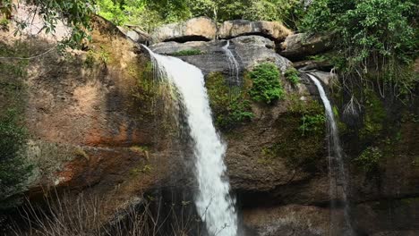 toma estática de la espectacular cascada twin falls haew suwat en el parque nacional khao yai en nakhon ratchasima tailandia
