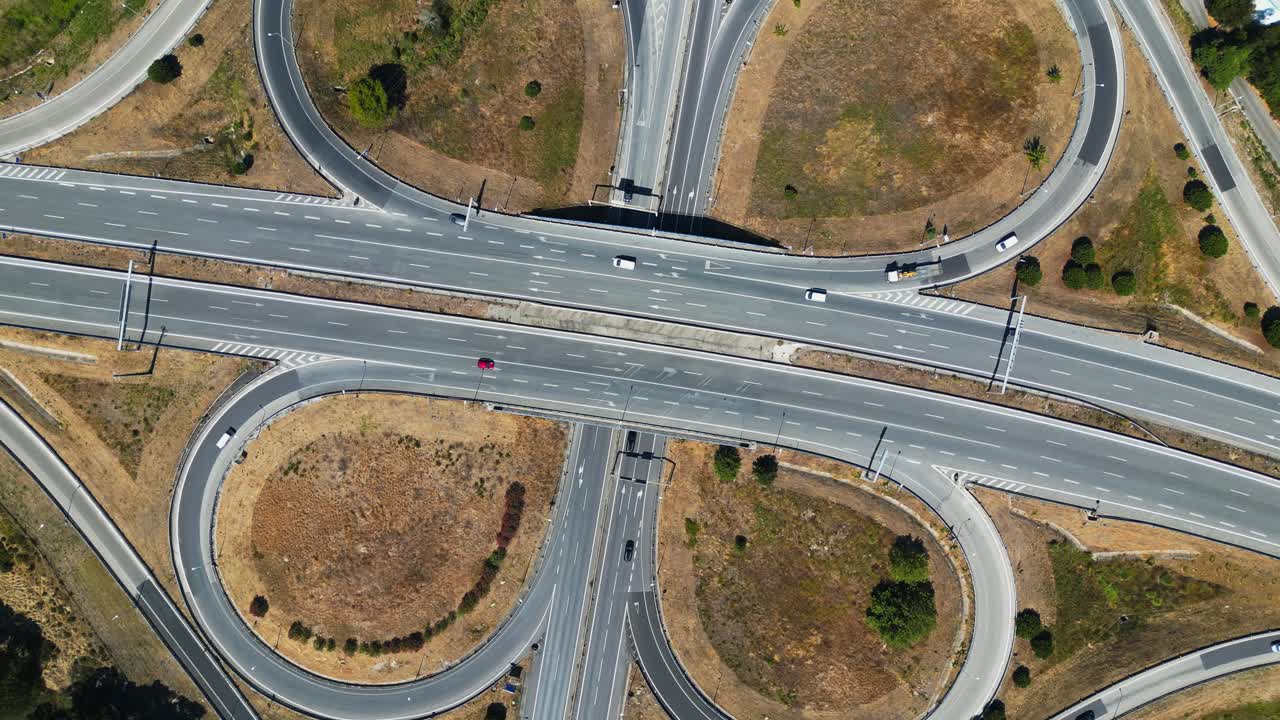 포르투갈에서 바쁜 고속도로 교차로의 무인 항공기 회전 탑 샷