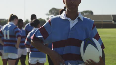 Porträt-Einer-Jungen-Erwachsenen-Rugbyspielerin-Auf-Einem-Rugbyfeld