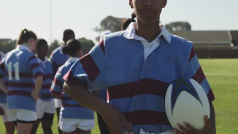 retrato de una joven adulta jugadora de rugby en un campo de rugby