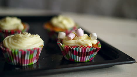 Marshmallow-Bonbons-Fallen-Zu-Muffins.-Cupcake-Dekorieren