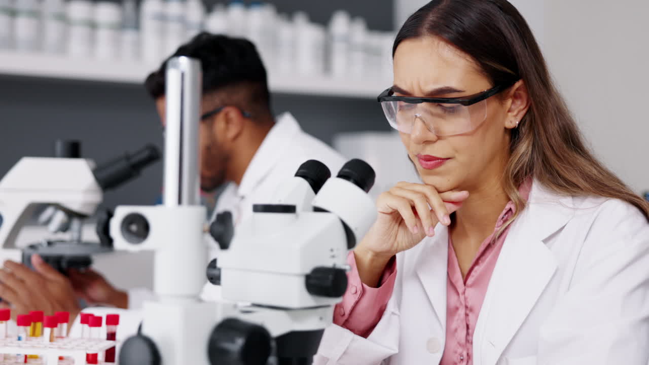 ciencia, descubrimiento y científico con microscopio