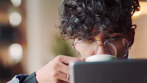 café, cafetería y estudiante en una tableta digital