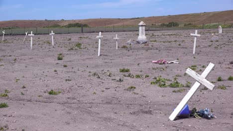 las tumbas de trabajadores agrícolas hispanos inmigrantes mexicanos desconocidos están marcadas con cruces en un cementerio cerca de guadalupe 5