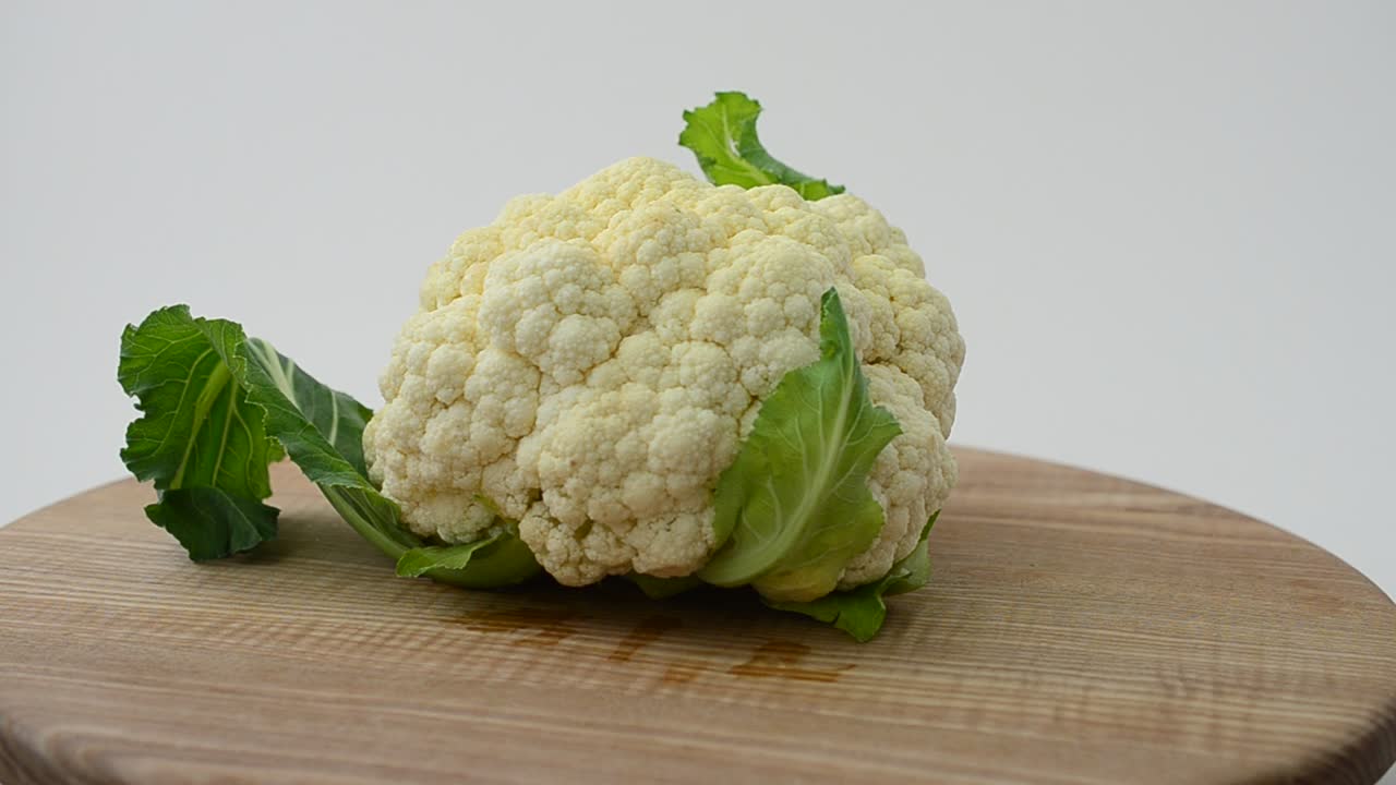 Blumenkohl auf einem Brett. Aufnahme in Bewegung.
