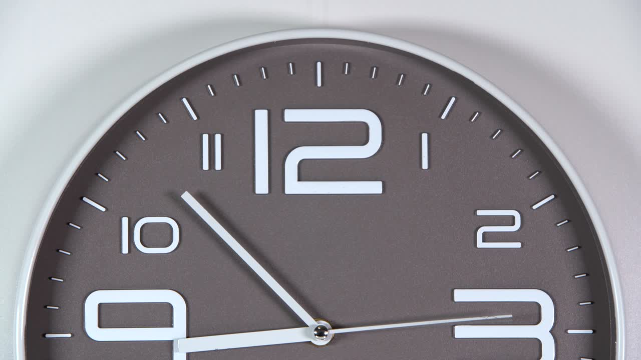 reloj de pared en un fondo gris. lapso de tiempo