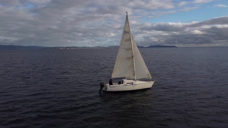 Urlaub-Auf-Einem-Segelboot-In-Küstennähe