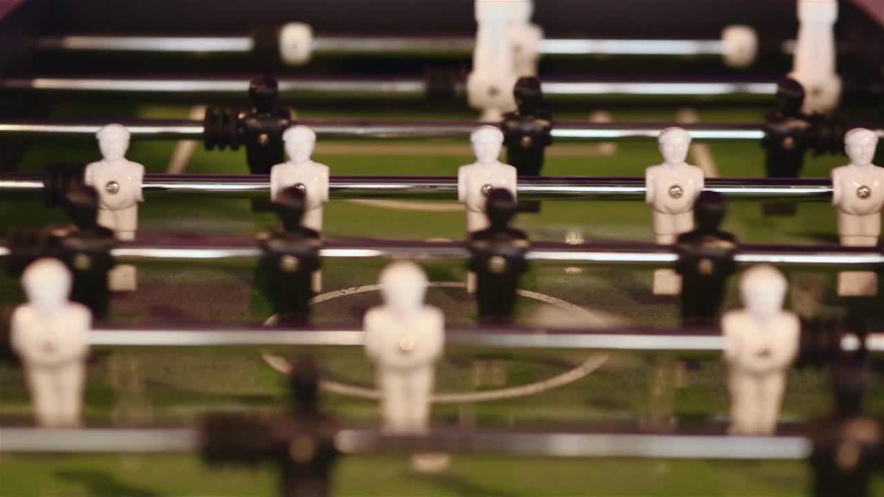 primer plano de una mesa de futbolín mientras se utiliza