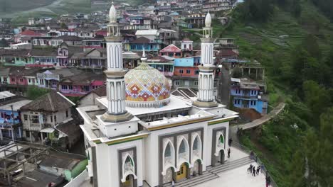 vista aérea desde el punto de vista de la mezquita, nepal van java que es un pueblo turístico en las laderas del monte sumbing, magelang, java central