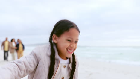 niño en la playa, corriendo con la familia y sonriendo